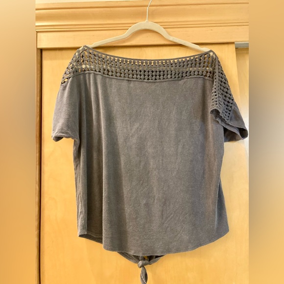 Casual top.  Sz L - Picture 2 of 3